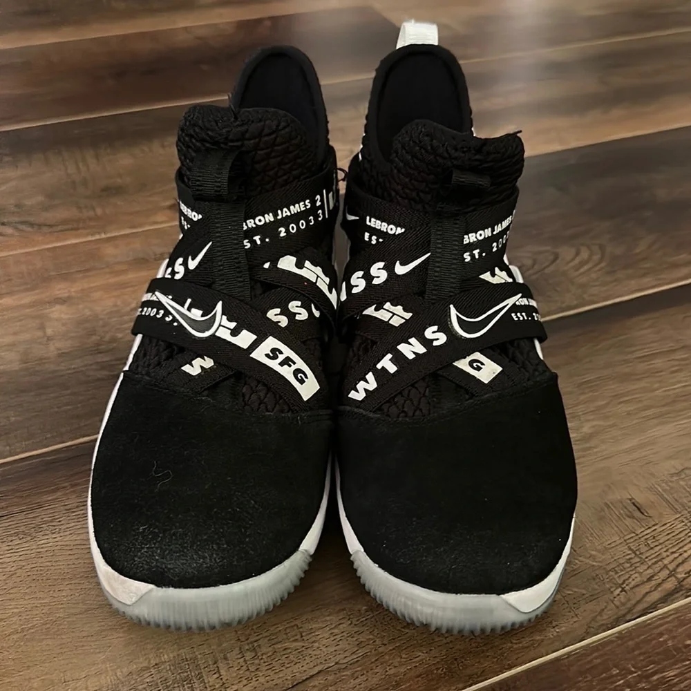 NIKE LEBRON JAMES. BLACK & WHITE WITNESS MID TOP ATHLETIC SHOES‎ size 7Y